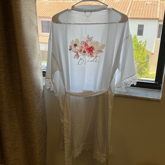 Bridal robe with floral detail on back - Picture 1 of 4